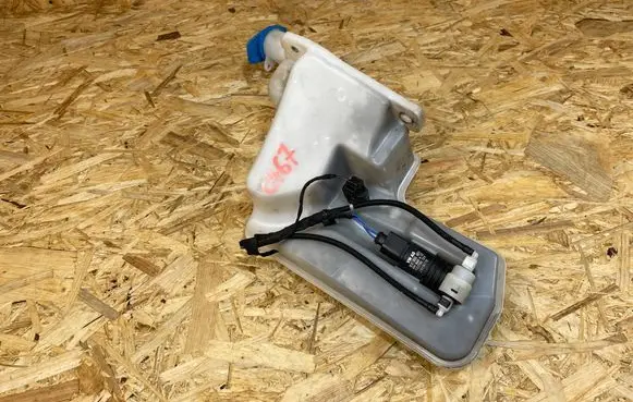 Volkswagen Golf VII Windshield washer fluid reservoir/tank 5Q0955453