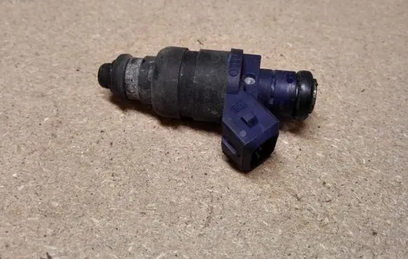 Audi A6 S6 C5 4B Fuel injector 078133551L