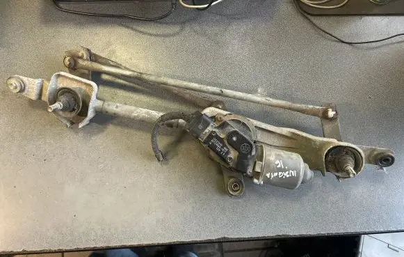 Opel Insignia A Front wiper linkage and motor 13227392 AV1590601417
