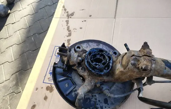 Volkswagen Golf V Front wheel hub spindle knuckle