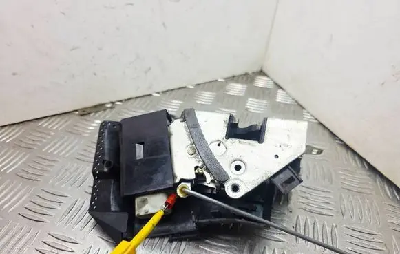 BMW 5 E39 Front door lock 8352165 67118352165