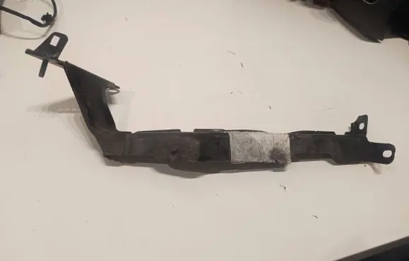 Audi A4 S4 B8 8K Fender mounting bracket 8K0821135C