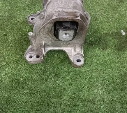 Engine mount vacuum valve