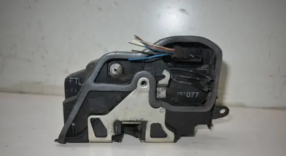 BMW 1 E81 E87 Front door lock 7167077