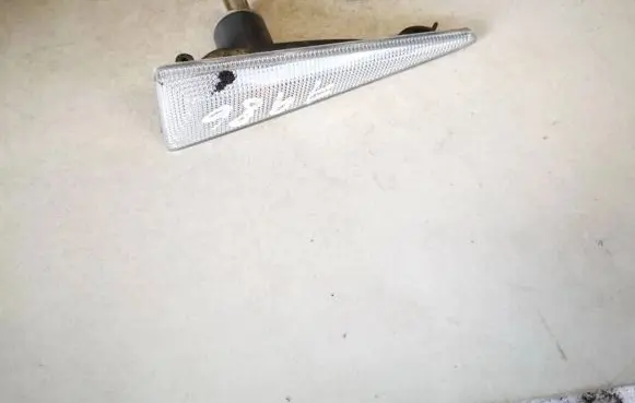 Front fender indicator light