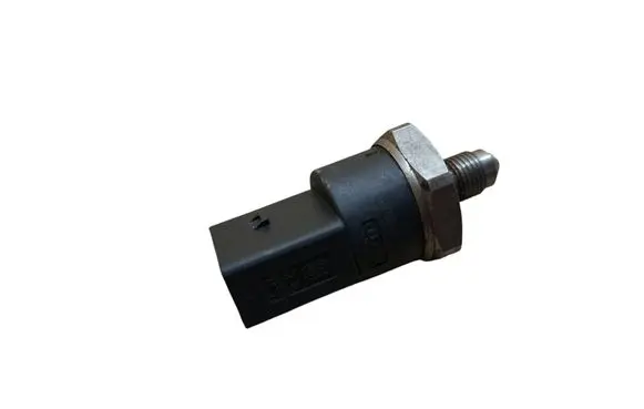 Audi A4 S4 B7 8E 8H Fuel pressure sensor 0261545008