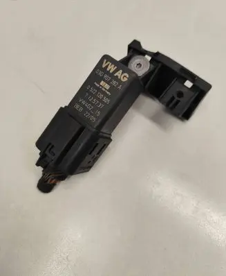 Volkswagen Jetta V Glow plug pre-heat relay 03G907282A 7125737 0522120505