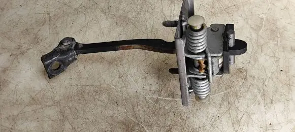 Peugeot 5008 Front door check strap stopper ES70T8AVG