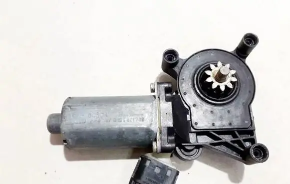 Mercedes-Benz E W210 Front door window regulator motor 0130821709