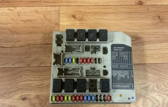 Nissan Note (E11) Fuse module T30M10