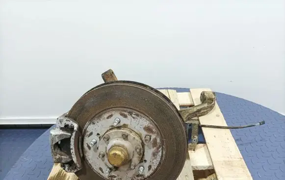 Front wheel hub spindle knuckle