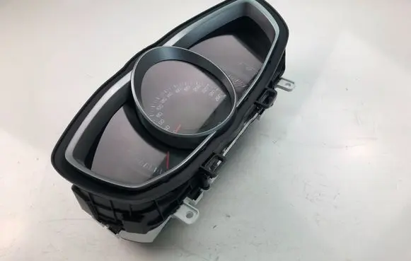 Volvo V40 Speedometer (instrument cluster) 31453101