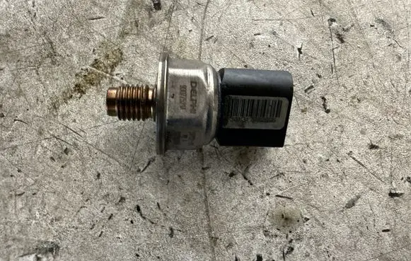Mercedes-Benz C W204 Fuel pressure sensor 9307Z521A