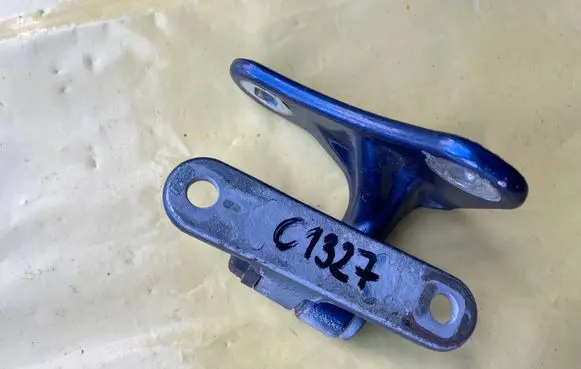 Mercedes-Benz C W203 Front door lower hinge A2037200337