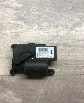 Volkswagen PASSAT B8 Air flap motor/actuator 5Q0907511A T1016054F 186001006