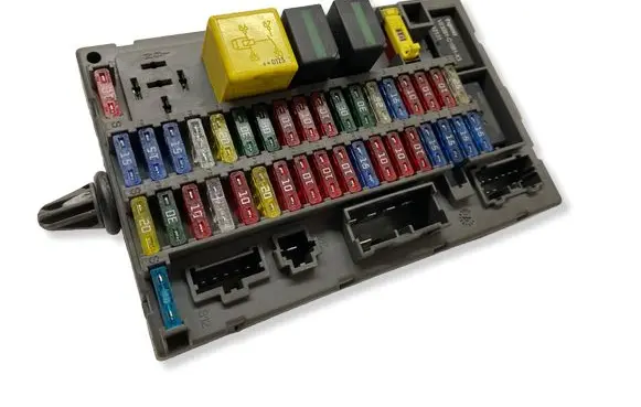 Land Rover Discovery Fuse module YQE000110