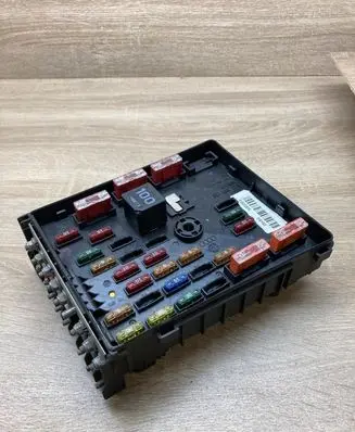 Volkswagen PASSAT B6 Fuse module 3C0937125