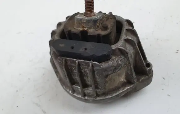 BMW 1 E81 E87 Engine mount bracket 139811
