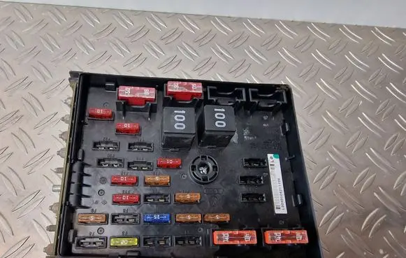 Volkswagen PASSAT B6 Fuse module 3C0937125