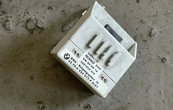 BMW 3 E46 Yaw turn rate sensor 6923215 55892110 2201936274