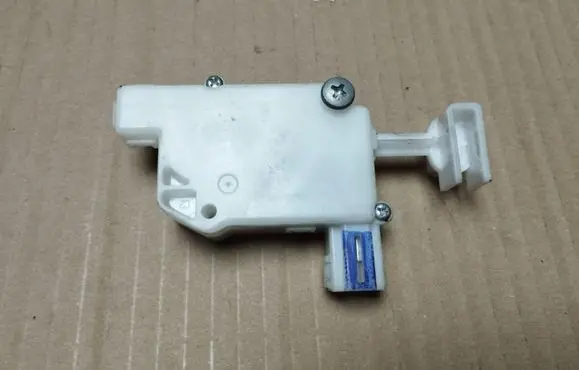 Fuel tank cap lock