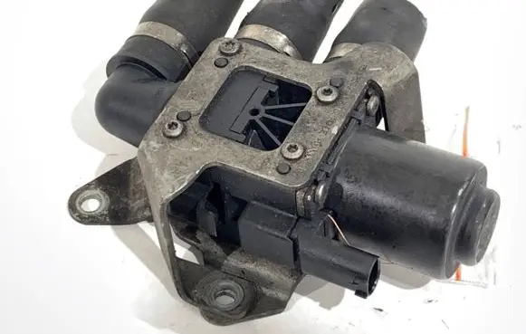 BMW X6 F16 Oil filter mounting bracket 8512236