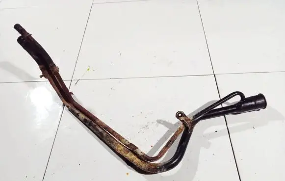Fuel tank filler neck pipe