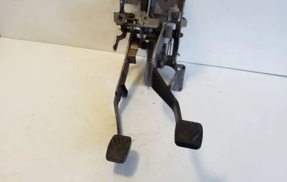 Suzuki Grand Vitara II Pedal assembly 5Y7