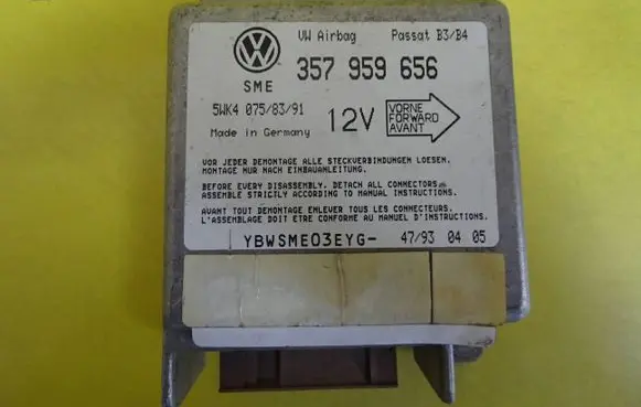 Volkswagen PASSAT B4 Airbag control unit/module 357959656