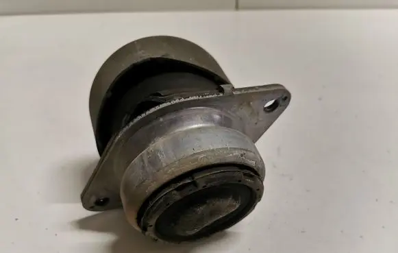 Ford Mustang VI Engine mount bracket