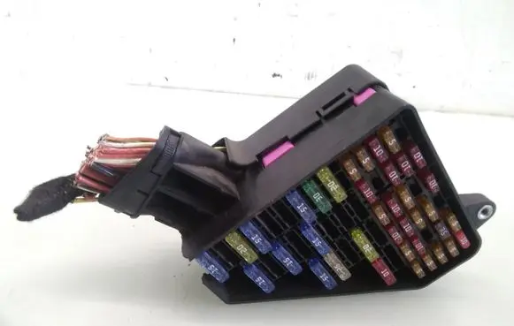 Volkswagen Polo IV 9N3 Fuse module 13222