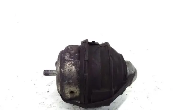 Volvo XC90 Engine mount bracket
