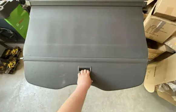 Volkswagen Touareg I Parcel shelf load cover 7L6867773K
