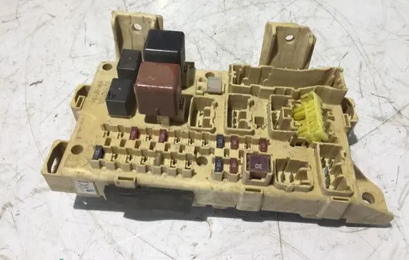 Toyota Avensis Verso Fuse module 8922144040