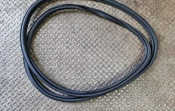 Volvo XC60 Front door rubber seal 31424344