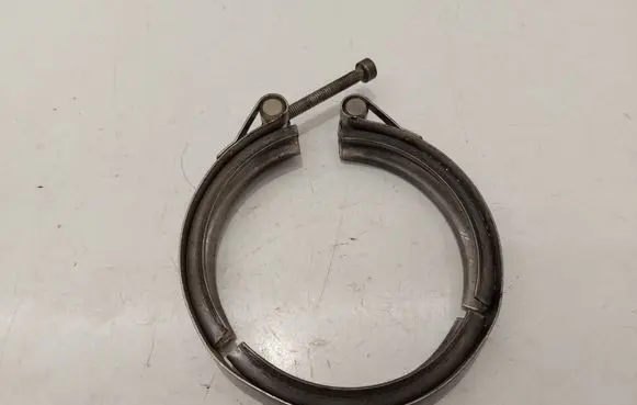 Volkswagen PASSAT B8 Muffler pipe connector clamp 04L131455A