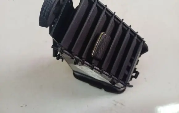 Mitsubishi Grandis Dash center air vent grill GN71104450