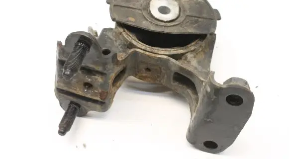 Toyota RAV 4 (XA40) Engine mount bracket