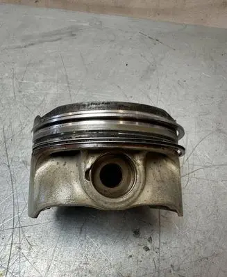 BMW 6 F06 Gran coupe Piston 89L106