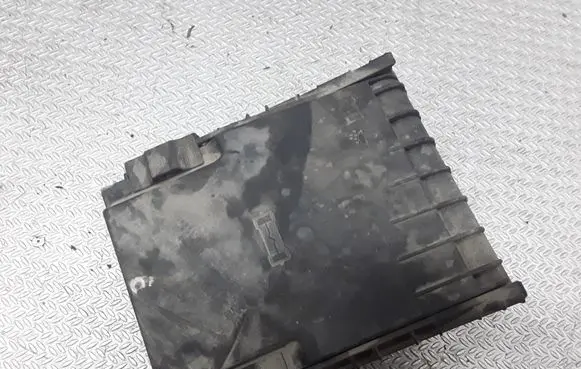 Volkswagen PASSAT B6 Fuse box cover