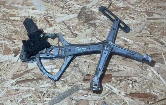 Mercedes-Benz C W202 Front door window regulator with motor 0130821639