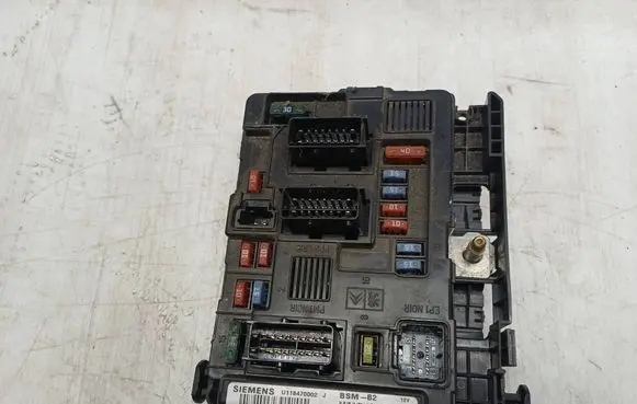 Peugeot Partner Fuse module 9650618580 U118470002J