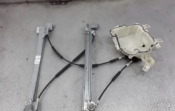 Front window lifting mechanism without motor
