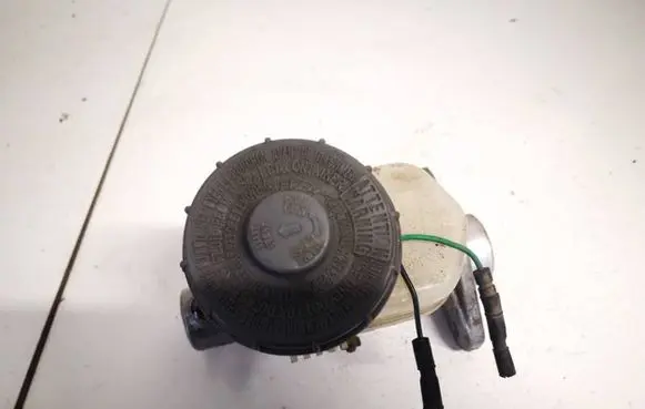 Honda CR-V Brake fluid reservoir 