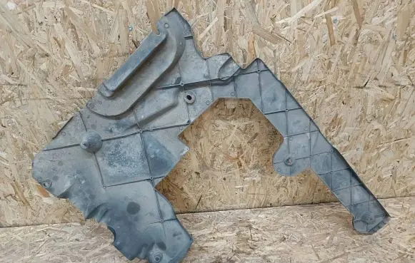 Center/middle under tray cover