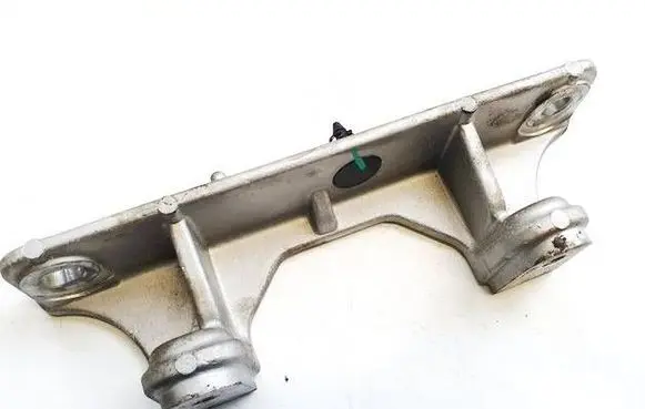 Engine mounting bracket