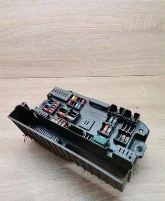 BMW 3 E90 E91 Fuse box set 200411 152625