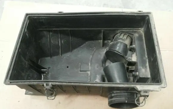 Volkswagen PASSAT B3 Air filter box cover 357129628A