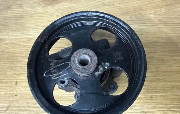 Opel Insignia A Power steering pump 55563329