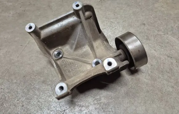 Toyota Hilux (AN10, AN20, AN30) A/C compressor mount bracket 